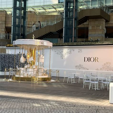 六本木ヒルズアリーナ dior|「ディオール」の魔法に包まれて｜期間限定ホリデーイベント「 .